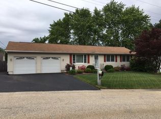 17 Iroquois Rd, Nashua, NH 03063