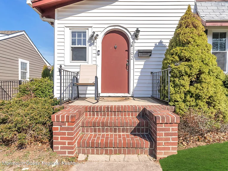 102 Dixon Ave — Photo 2