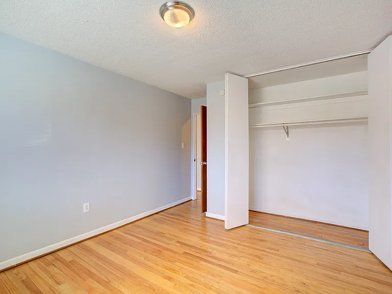Kent Apartments — Photo 36