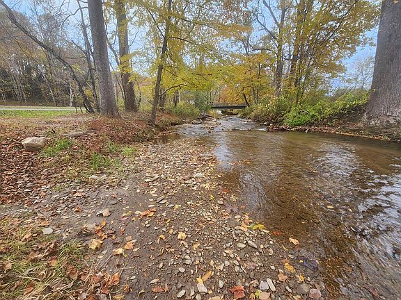 5th image of 412 Lyons Hollow Rd