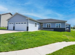 961 Breakwater Pl, Polk City, IA 50226