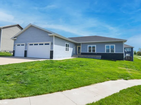 961 Breakwater Pl, Polk City, IA 50226