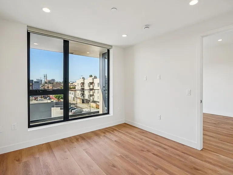 10431 Santa Monica — Photo 21
