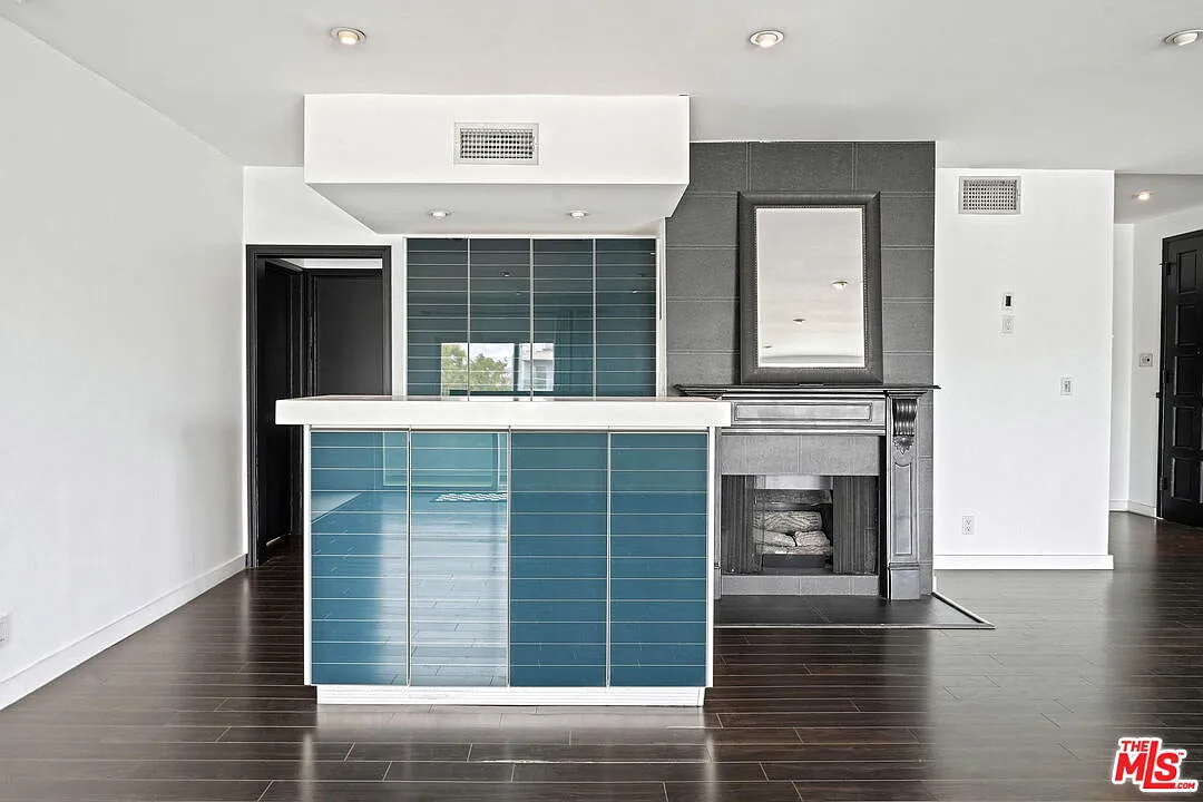 2 bed, 2.0 bath, 1693 sqft, $4,650 — Photo 4