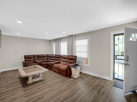 4th image of 1105 W 123rd St