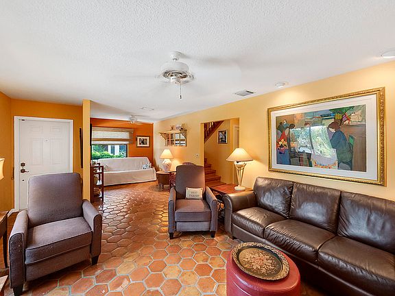 3rd image of 1820 N Palmway