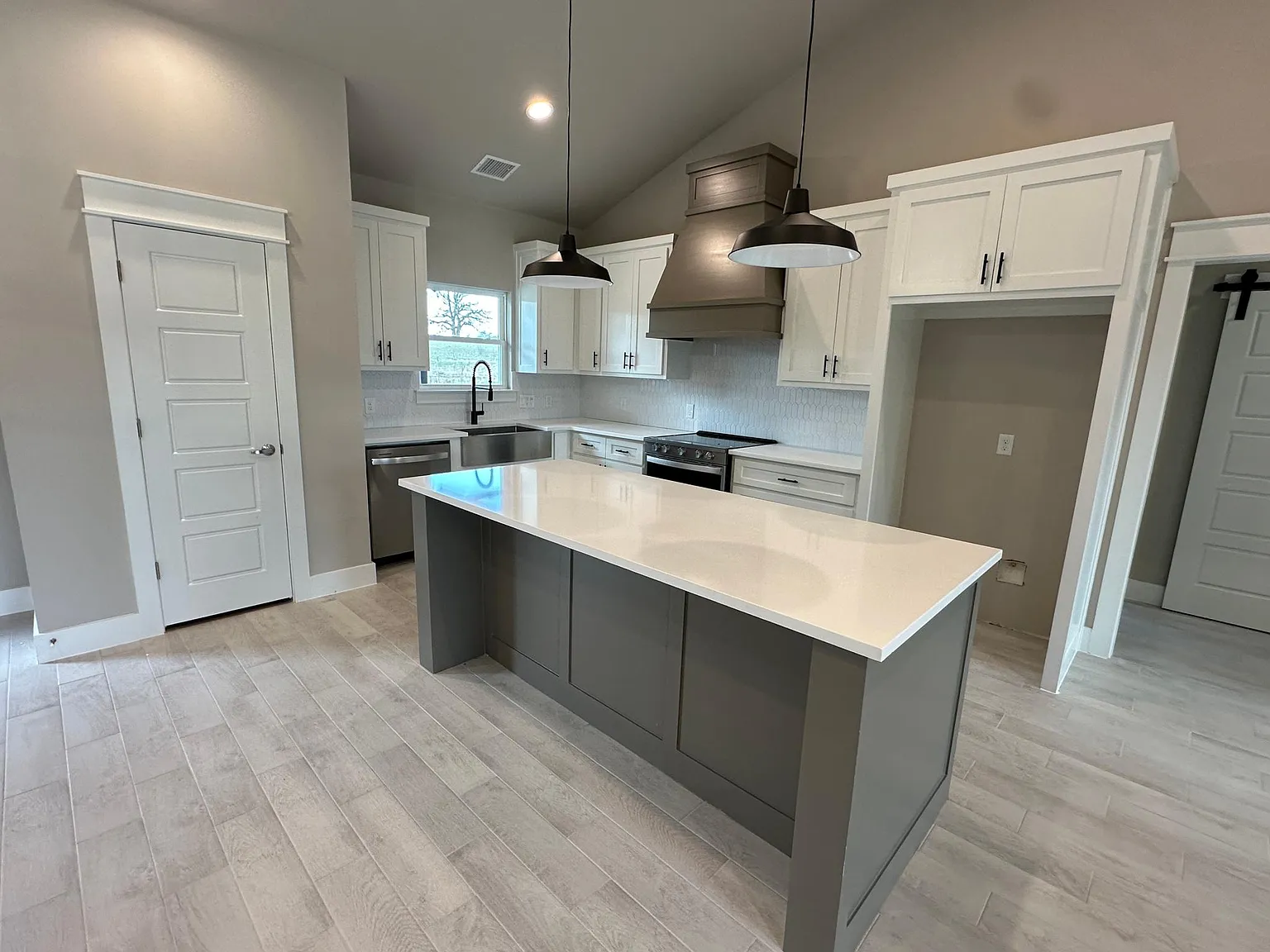 3 bed, 1600 sqft, $2,320 — Photo 3