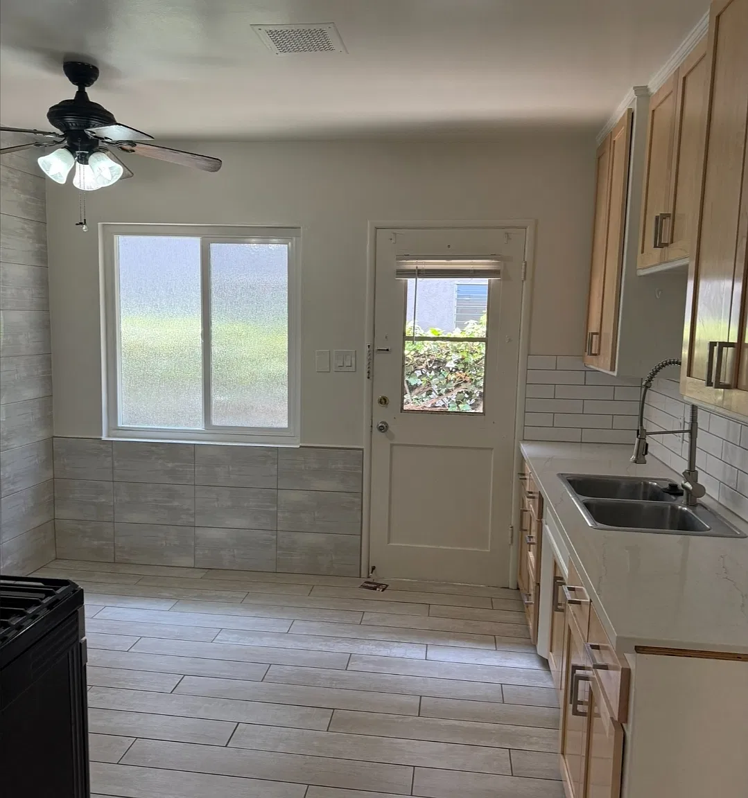 428 W Stocker St — Photo 4