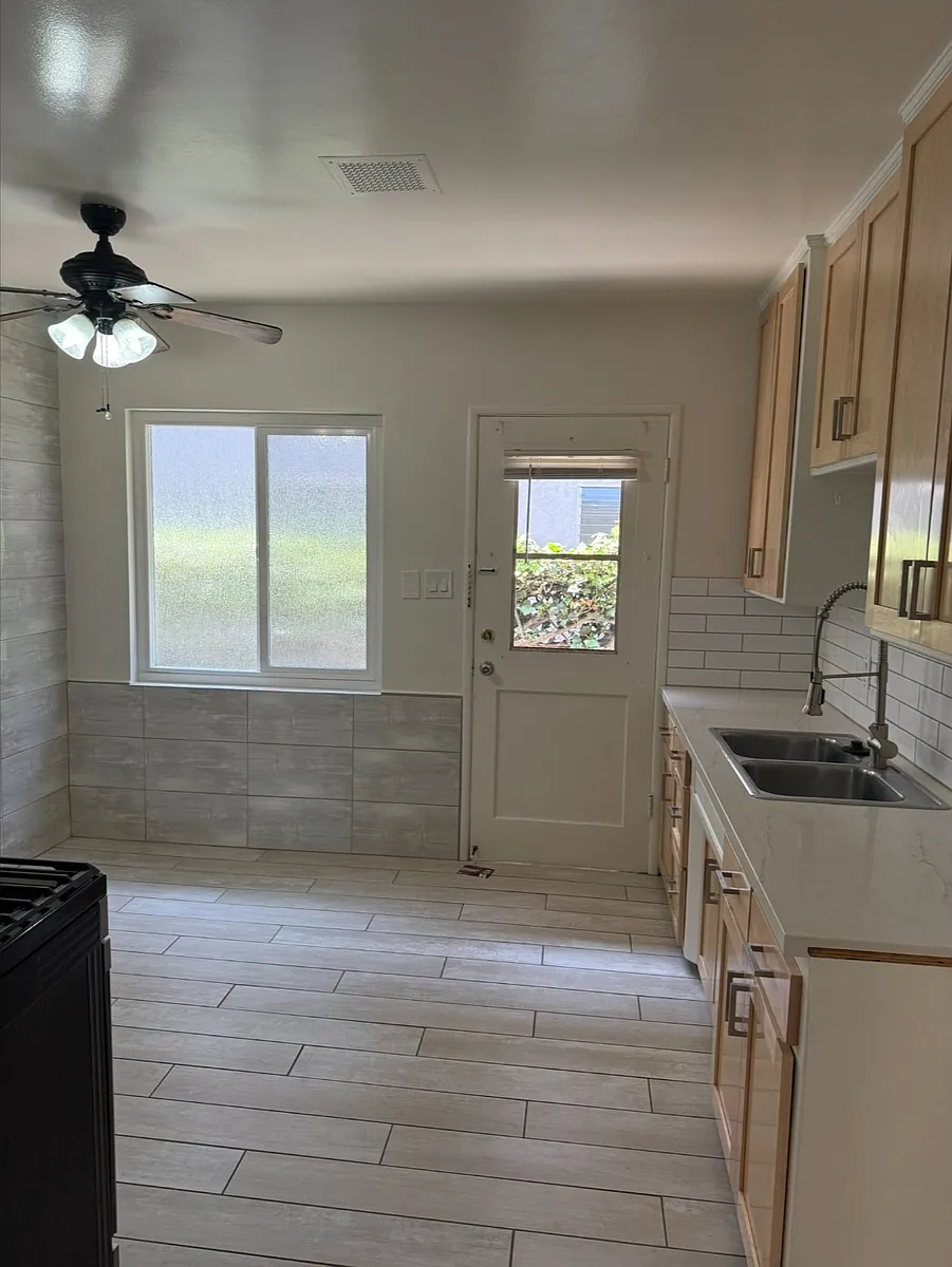 Building Photo - 428 W Stocker St #3