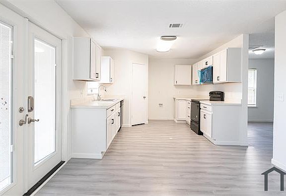 5th image of 1302 Anglican Dr