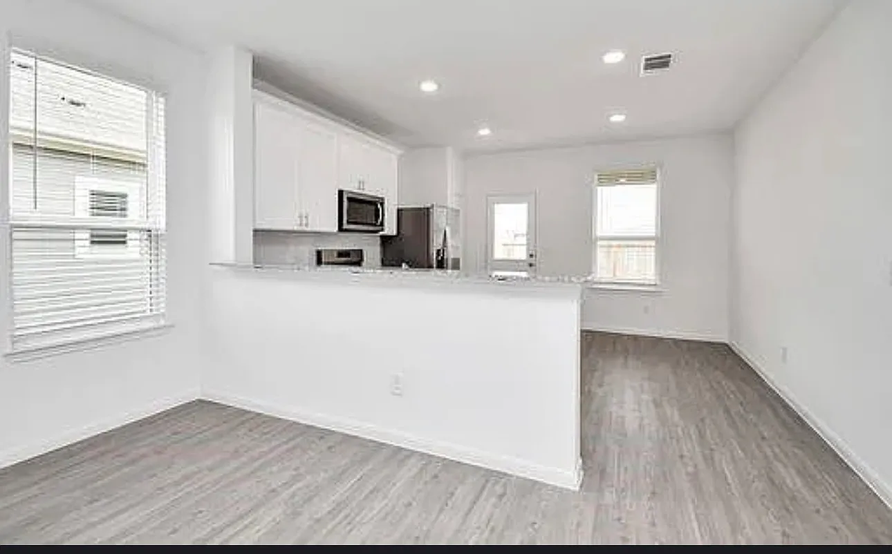 3 bed, 1197 sqft, $2,250 — Photo 3