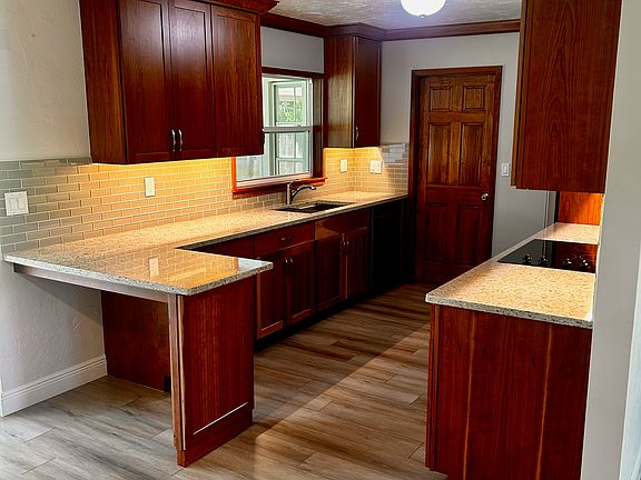 3rd image of 2218 Sunnyside Ln