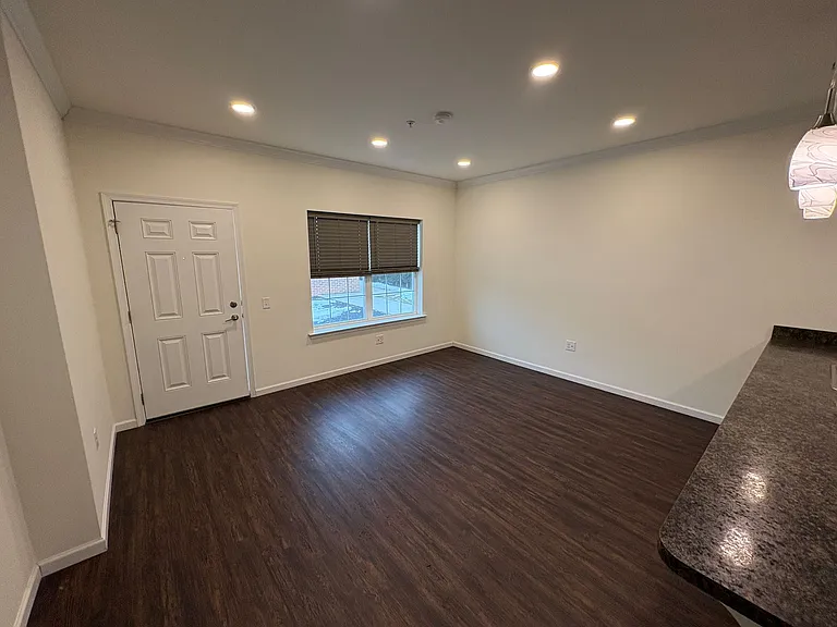 East Breeze — Photo 15