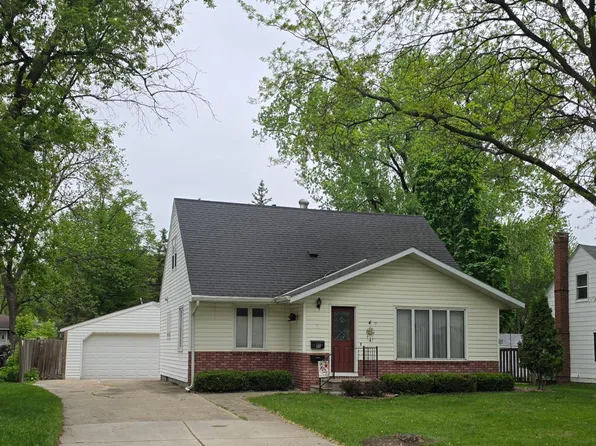 207 E Lyon St, Marshall, MN 56258
