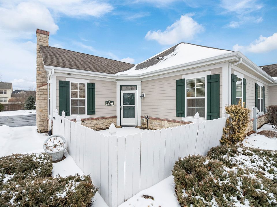 Beautiful 2 bedroom/2 full bath ranch home. Very beautiful and very spacious.
