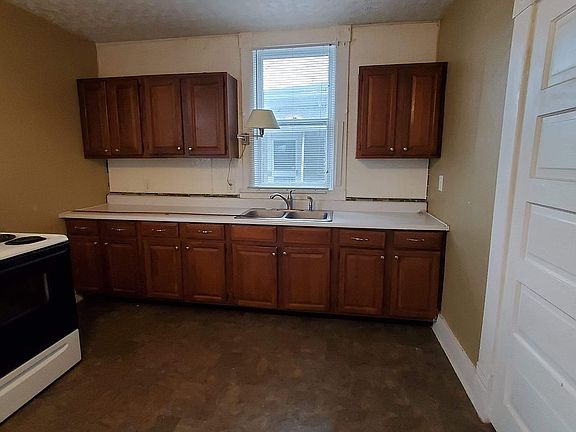 5th image of 150 E 7th St