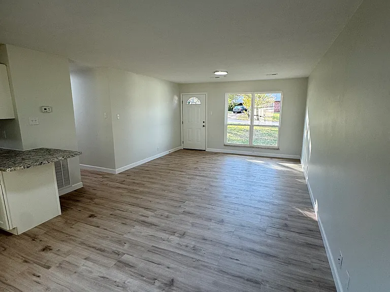 1140 Roswell Rd — Photo 7
