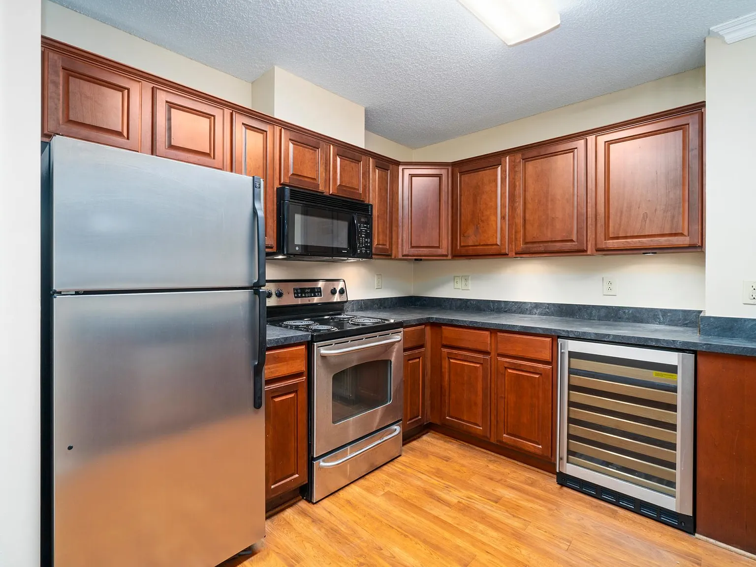 2 bed, 1038 sqft, $1,795 — Photo 2