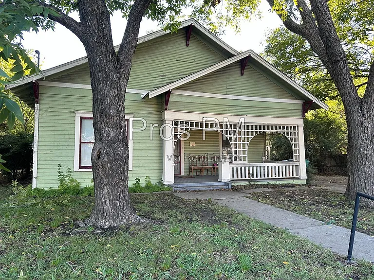 912 N Elm St — Photo 2