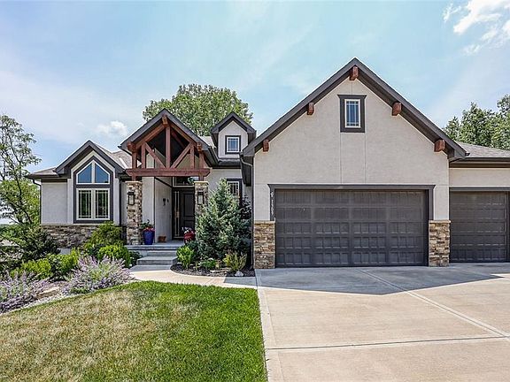 4th image of 1309 NE Forest View Cir