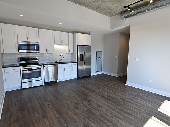 2nd image of 3817-45 N Broadway St #3833-514