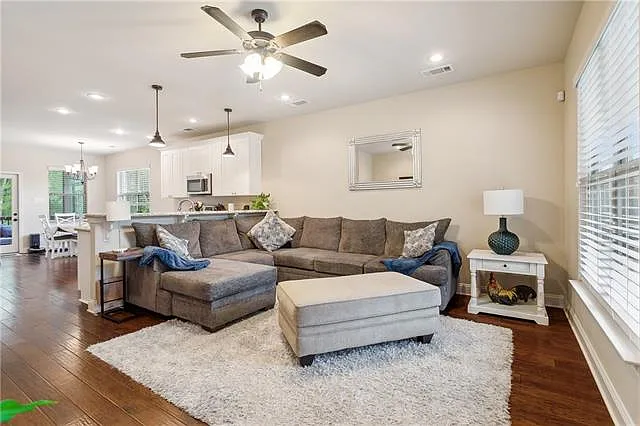 3 bed, 2.0 bath, 1368 sqft, $2,700 — Photo 3