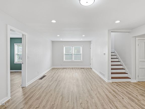 5th image of 541 Cherry St