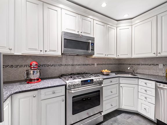 3rd image of 211 W 71st St APT 5B