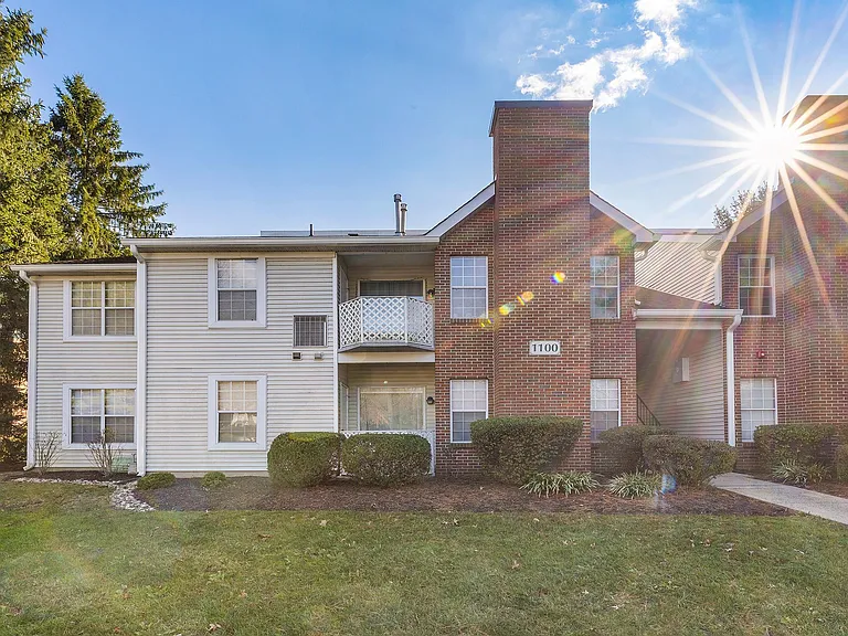 1102 Diamond Dr — Photo 2