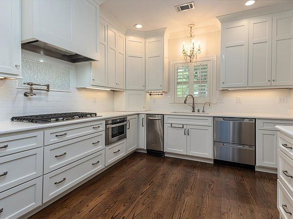4th image of 2608 Holly Spring Dr