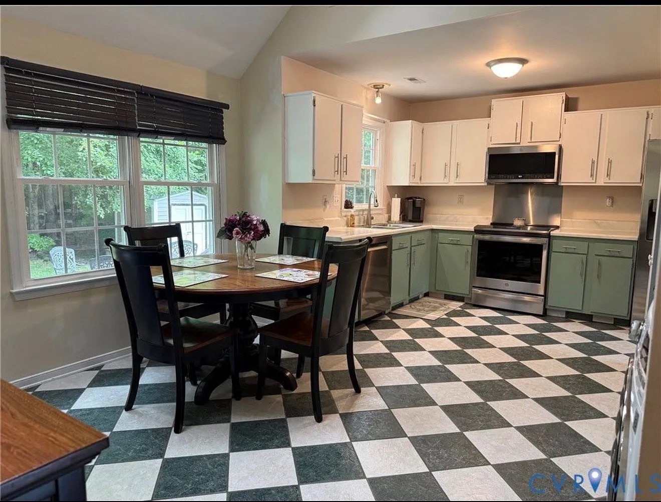 3 bed, 1305 sqft, $2,500 — Photo 4
