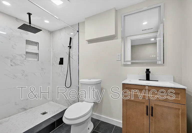 320 W 39th St — Photo 23