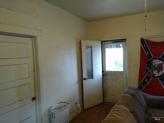 4th image of 712 Woodbury St