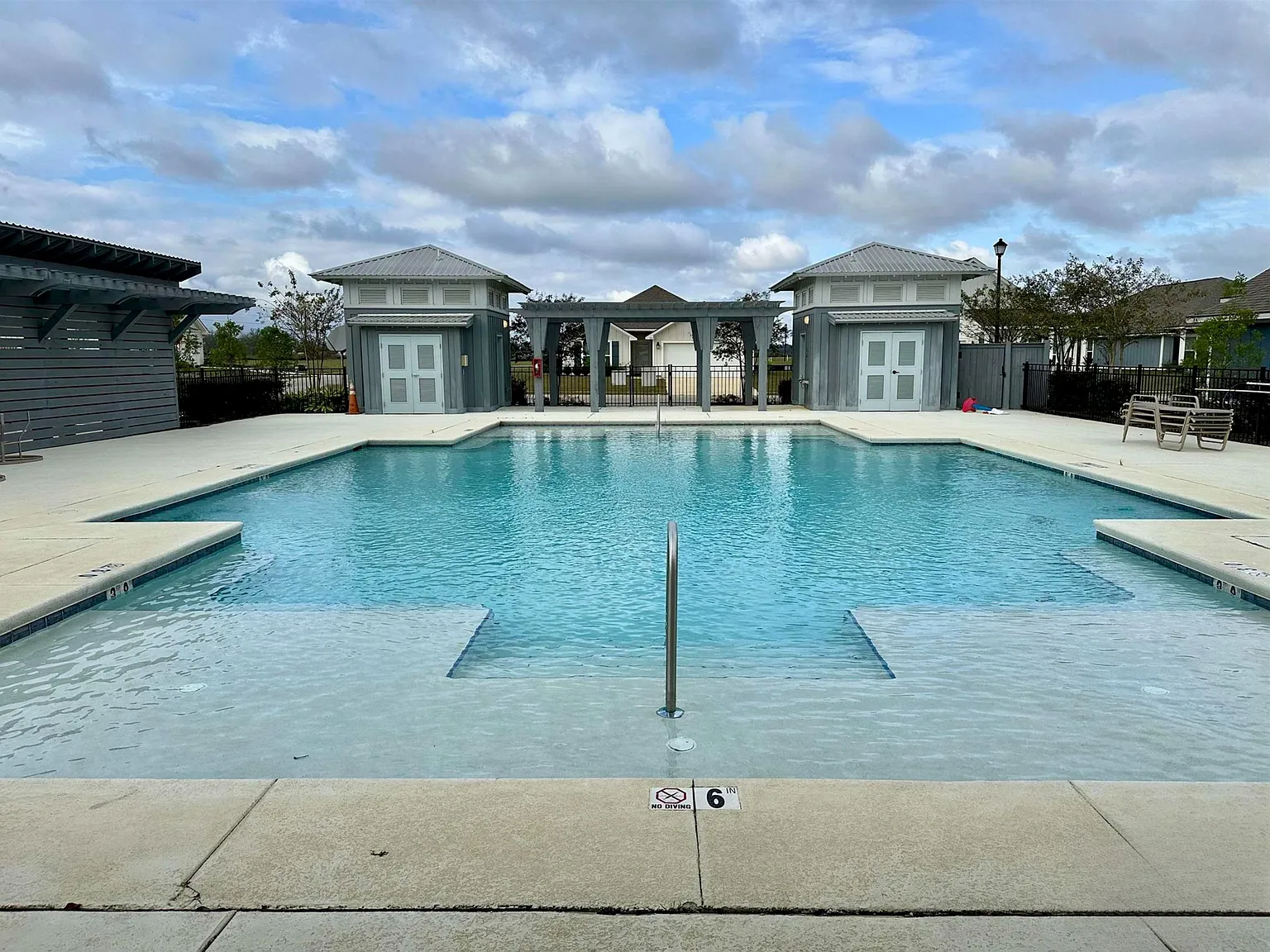 5 bed, 2012 sqft, $2,700 — Photo 2