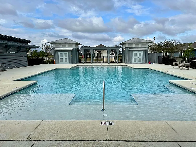 1041 Hayward Loop — Photo 2