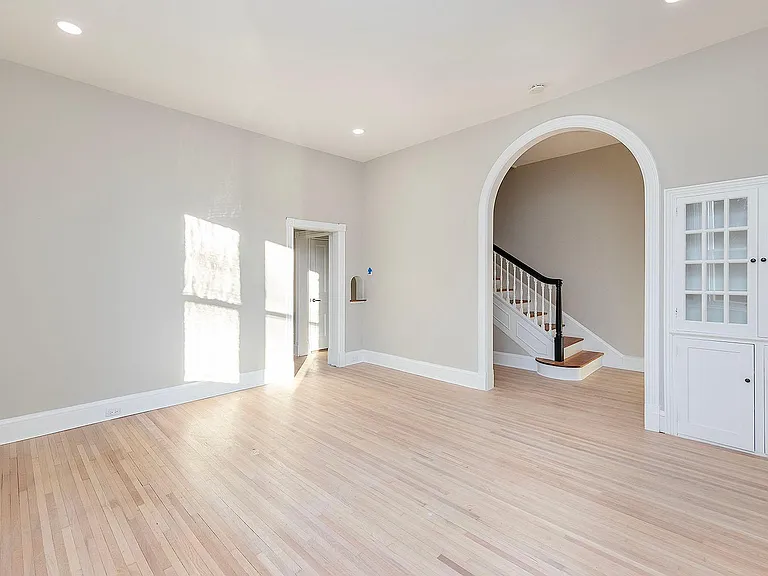 105 Washington St — Photo 4