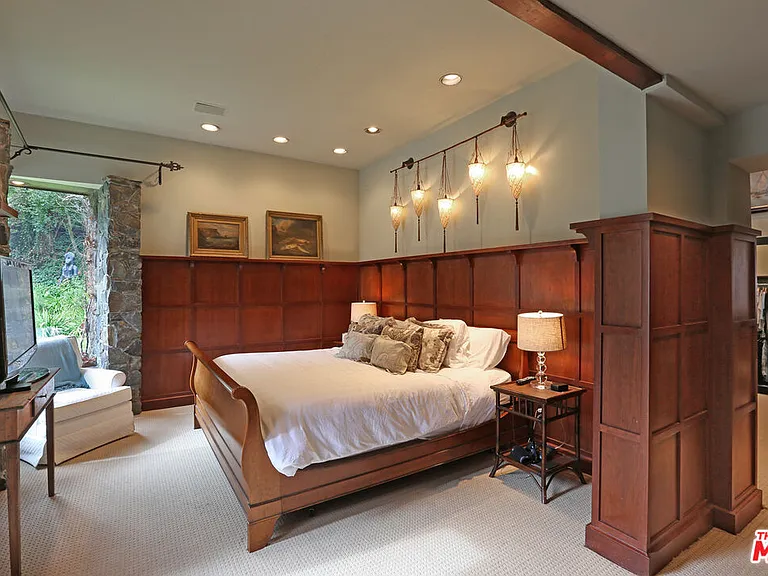 2673 Mandeville Canyon Rd — Photo 14