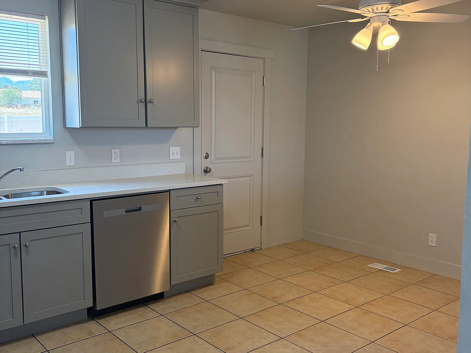5 bed, 1500 sqft, $2,200 — Photo 3