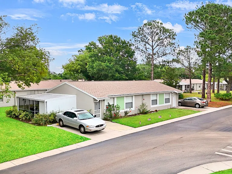 Palm Lake Village Apartments — Photo 16