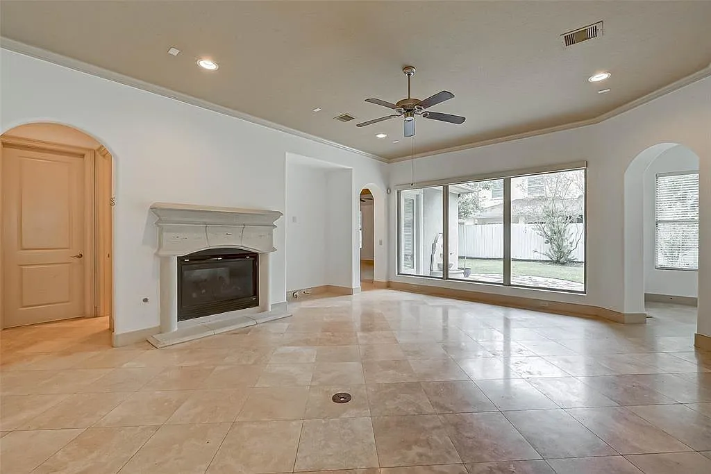 4 bed, 2.5 bath, 3217 sqft, $4,799 — Photo 3