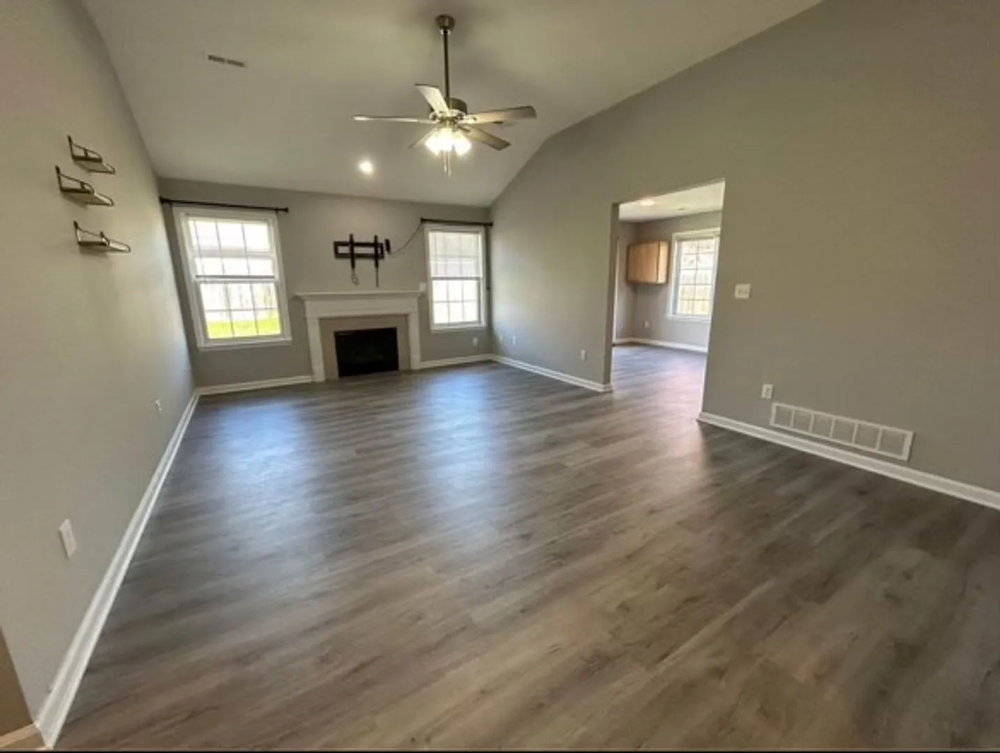 Impressive 3 Bed 2 Bath House In 7 Oaks! — Photo 2
