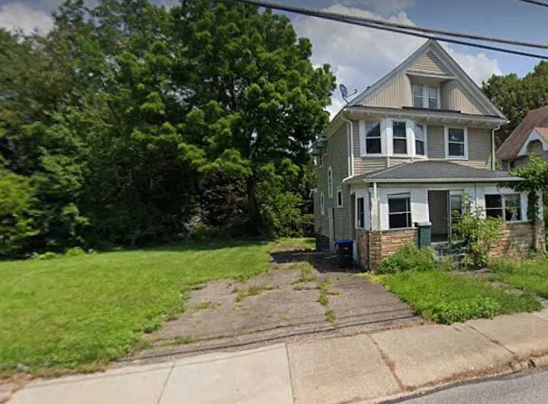 469 Rhodes Ave — Photo 1