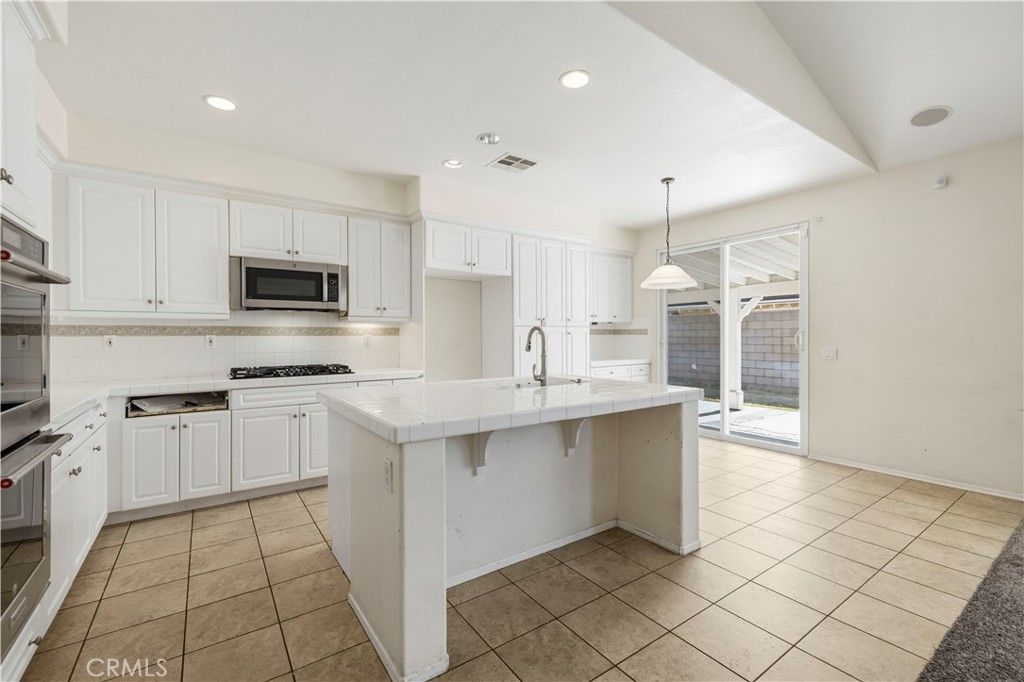 44022 Raven Ln, Lancaster, CA - View 3