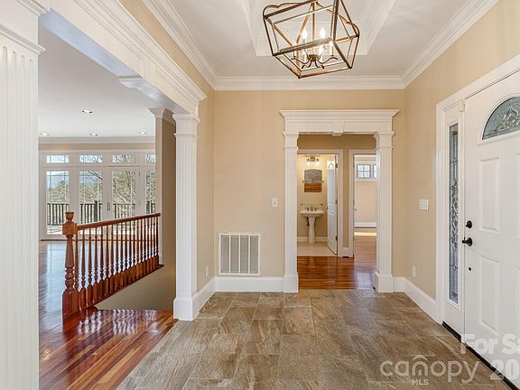 3rd image of 16 Winterberry Dr