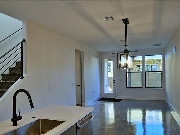 4th image of 604 Amesbury Ln #2
