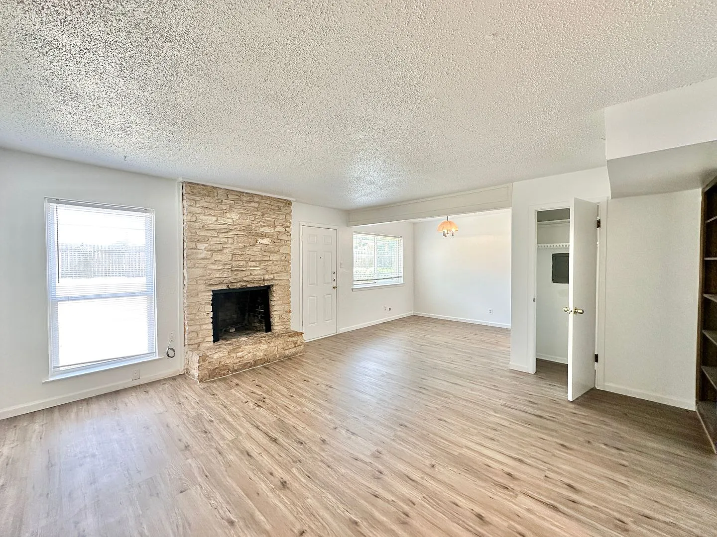 2206 A Cascade — Photo 2