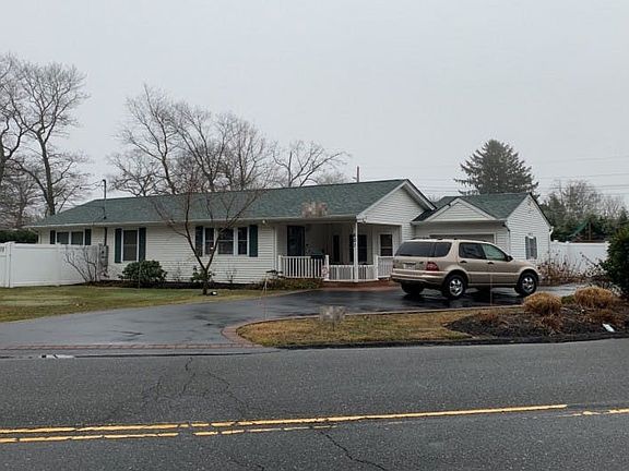 2nd image of 601 Lynn Ave
