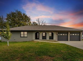 15 10th Ave NW, Oelwein, IA 50662