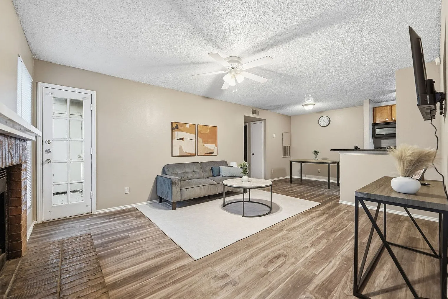 2 bed, 1.5 bath, 9515 sqft, $1,582 — Photo 2