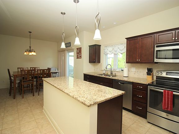 5th image of 30 Lancaster Ct